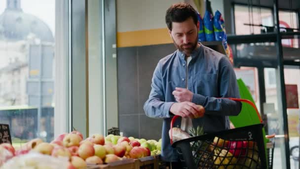 Süpermarkette Sakallı Erkek Meyve Alışverişinin Yan Görüntüsü Mavi Gömlekli Bir — Stok video