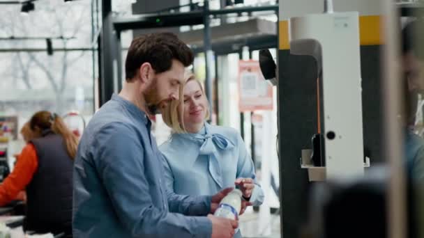 Mulher Adulta Homem Tomando Mantimentos Por Terminal Check Out Automático — Vídeo de Stock