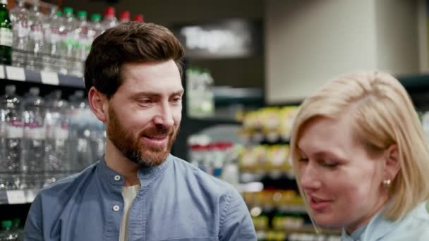 Mutfakta Alışveriş Yapan Gülümseyen Gençleri Kapatın Rafların Arkasında Şişeleriyle Birlikte — Stok video