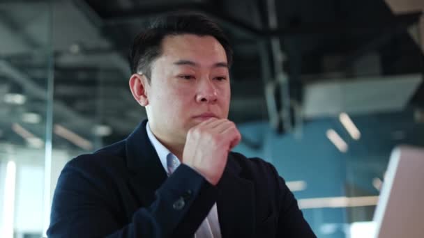 Närbild Allvarliga Asiatiska Mannen Funderar Lösning Problemet Medan Tittar Bort — Stockvideo