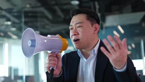 Verveelde Koreaanse Man Formele Kleding Die Megafoon Spreekt Handgebaren Maakt — Stockvideo