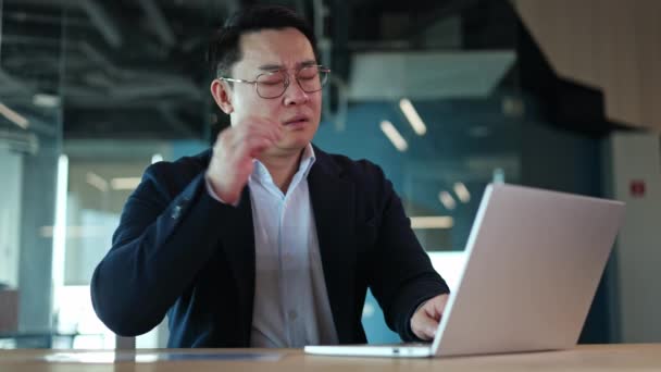 노트북을 입력하는 두통과 안경을 매니저 한국인 사무원 건강에 해롭고 책상에 — 비디오