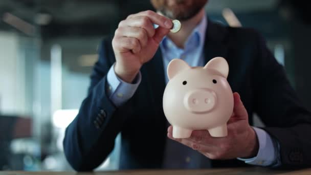 Close Van Onbekende Bebaarde Man Business Pak Inbrengen Munt Piggybank — Stockvideo