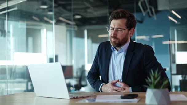 Caucasian Office Manager Working Laptop Grabbing Belly While Leaning Chair — Stock Video