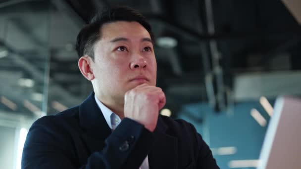 Πορτρέτο Του Συγκεντρωμένου Κορεάτη Επιχειρηματία Που Σκέφτεται Αποτελεσματικές Επιχειρηματικές Στρατηγικές — Αρχείο Βίντεο