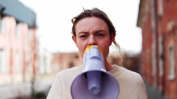 Mulher Emocional Resolutamente Movendo Rua Abaixo Gritando Megafone Branco Livre — Vídeo de Stock