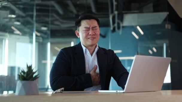 Человек Пиджаке Рубашке Сидит Столом Ноутбуком Страдает Боли Сердце Китайский — стоковое видео