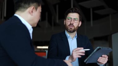 Başarılı şirket CEO 'su, şartlı tahliyedeki çalışanın elektronik raporunu kontrol ediyor ve soru soruyor. Şık takım elbiseli sert patron sonuçlara göre yeni işçi alma konusunda karar veriyor..