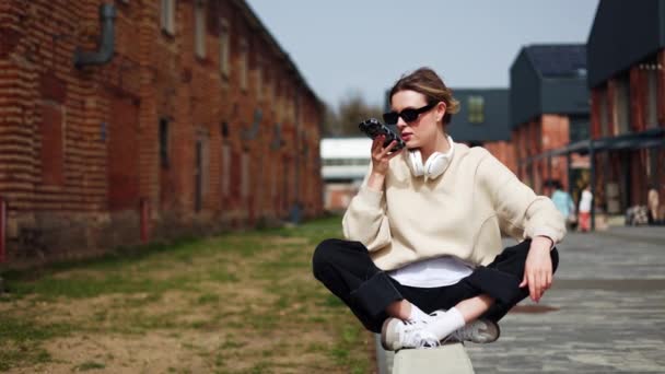 Γυναίκα Άνετο Φορούν Κρατώντας Smartphone Κοντά Στο Πρόσωπο Και Μιλάμε — Αρχείο Βίντεο