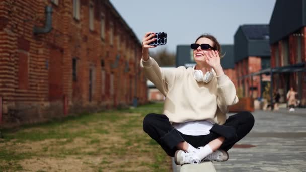 Přední Pohled Ženy Mávající Rukou Zdravící Někoho Když Drží Smartphone — Stock video