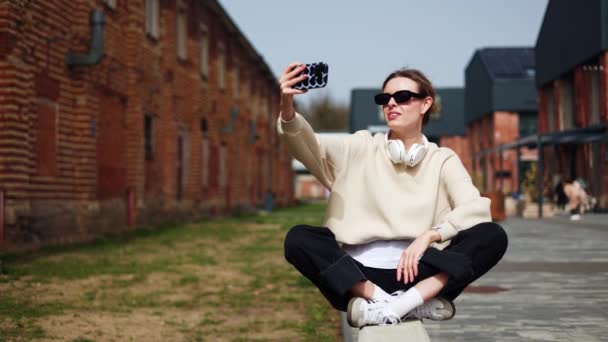 Feminino Óculos Tendo Videoconferência Telefone Celular Enquanto Sentado Pose Confortável — Vídeo de Stock