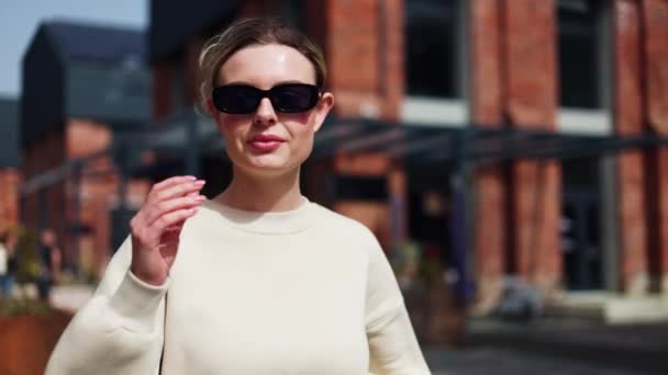 Mulher Bem Sucedida Andando Lugar Público Tirando Óculos Sol Para — Vídeo de Stock