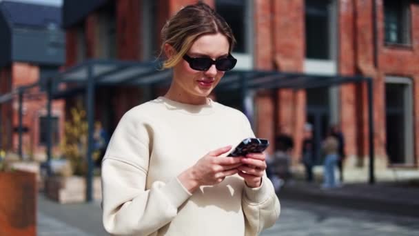 Donna Concentrata Occhiali Sole Guardando Schermo Dello Smartphone Digitando Durante — Video Stock