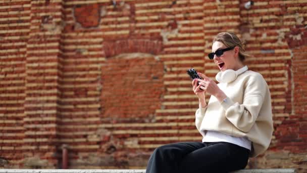 Sersemlemiş Bir Kadın Akıllı Telefondan Uyarı Alıyor Dışarıda Dinlenirken Haberler — Stok video