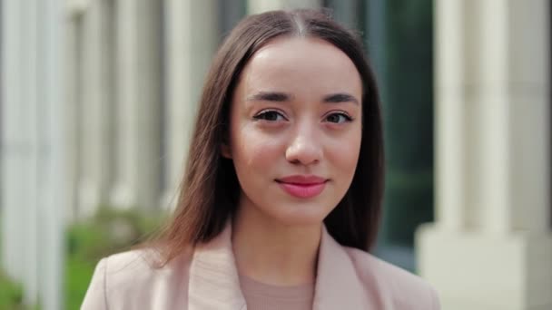 Kafkasyalı Güzel Bir Kadının Portresi Düz Kahverengi Saçlı Bulanık Arka — Stok video