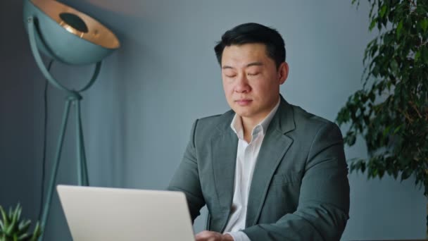Retrato Empresário Coreano Encantado Que Digita Texto Teclado Computador Portátil — Vídeo de Stock