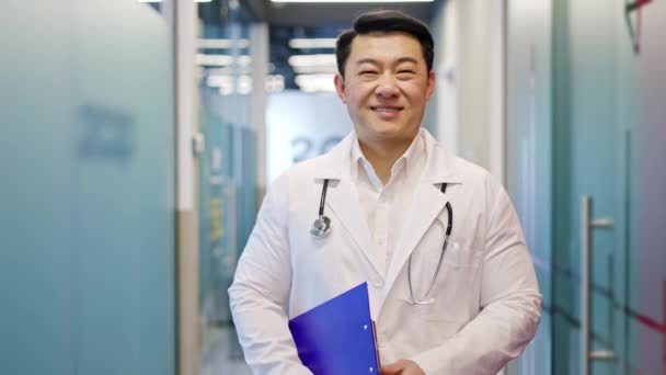 Glada Asiatisk Man Klädd Professionella Kläder Och Stetoskop Hålla Blå — Stockvideo