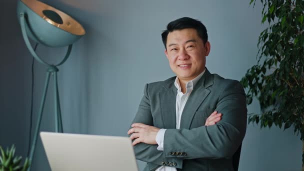 Zadowolony Japoński Mężczyzna Siedzący Skrzyżowaniu Rąk Przed Osobistym Laptopem Biurze — Wideo stockowe