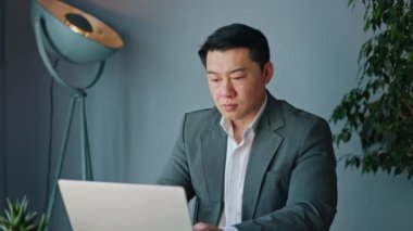 Ofisin içinde iltihaplı yanağa dokunurken diş ağrısı ve ağız hastalığı hisseden sağlıksız bir işçi. Asyalı üzgün işadamının iş süresince kapalı alanda dişçiye ihtiyacı var..