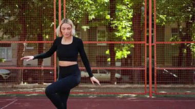 Spor sahasında spor egzersizi yapan genç bir kadın. Sağlıklı yaşam tarzı.
