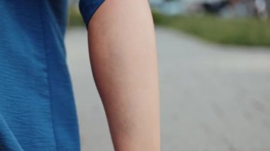 Bir kadının ellerini, bacaklarında varis var mı diye kontrol ederken kapat..