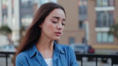 Gözlerinden yaşlar süzülen üzgün bir kadın, şehirde kalbi kırık ve üzgün..