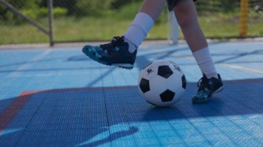 Kırpılmış prematüre çocuk sağa sola zıplıyor ve topun etrafında dönüp rakibinden kaçma becerisi kazanıyor. Futbol takımlarının defans oyuncusu, kaleyi almak için sondajı geliştiriyor..