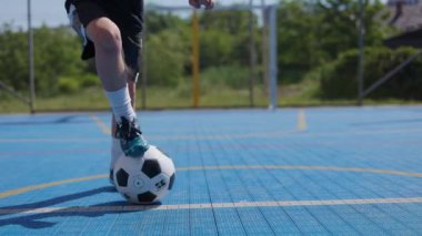 Mavi yüzeyi olan özel bir oyun parkında hoplayıp zıplayan ve ayakları futbol topuna basan isimsiz biri. Hevesli futbol oyuncusunun tek başına antrenman yapması ve isabet hassasiyetini artırması..