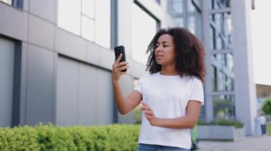 Hayal kırıklığına uğramış, farklı kadınların modern telefonlarla kolunu kaldırması ve kablosuz bağlantı bulmaya çalışması. Öfkeli kadın interneti kaybediyor ve açık havada elektronik cihaz kullanma olasılığı var..