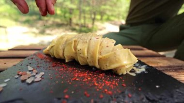 Baharat ve otlarla tatlandırılmış lezzetli bir makarna tabağının kapağı..