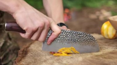 Ormanda yiyecek doğrayan ellerin yakınına.