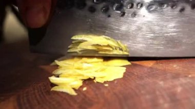 Tahta kesme tahtasıyla doğranan limon lezzetine yakın..