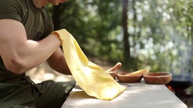 Doğada pişirmek için makarna hamuru hazırlarken yakın çekim.