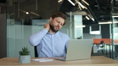 Ofiste boynu ağrıyan yorgun bir işadamı var. İş, iş, teslim tarihi, stres kavramı