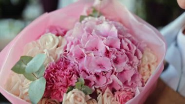 Pembe ortancalar, güller ve karanfillerle dolu çarpıcı bir çiçek buketinin yakın çekimi. Yumuşak pembe ve beyaz çiçekler romantik ve narin bir his yaratır..