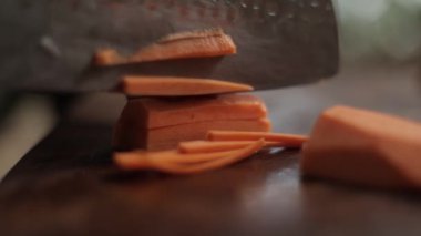 Göl kenarında pilav, sebze, soğan, havuç ve kabak çekirdeği ile doldurulmuş kavrulmuş bir balkabağı pişiriyorum. Tatlılık için kurutulmuş kayısı eklenir, aromalı yemekler ateş çukurunda pişirilir, doğa....