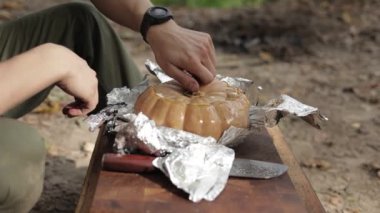 Pirinçle doldurulmuş kızarmış balkabağı sotelenmiş sebzeler ve kurutulmuş kayısılar. Göl kenarında bir ateş çukurunda pişirilmiş. Sonbahar kamp yemeği ya da açık hava macerası için mükemmel..