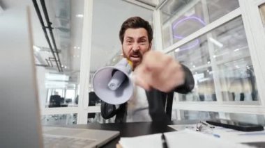 Kızgın işadamı ofiste megafonla bağırıyor. Megafonla astlarına bağıran öfkeli bir patron. Stres, son teslim tarihi, tükeniş. Ofis çalışanı megafonla çalışanlara bağırıyor.