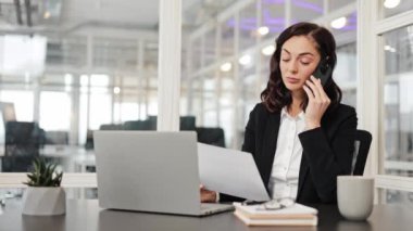 İşletme işi duygusal gülümseme iş kadını dizüstü bilgisayarla çalışıyor konuşan cep telefonlu kadın ofis çalışanı danışmanı çoklu görev danışmanı cevap ver akıllı telefon yüksek sesle konuş
