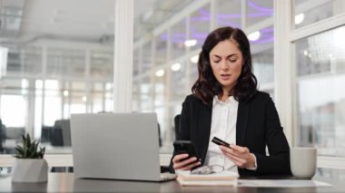 Kadın işyerinde oturuyor kredi kartı kullanıyor e-banka uygulaması üzerinden ödeme yapmaya çalışıyor yetersiz fon, para, güvensiz çevrimiçi ödeme, dolandırıcılık, başarısız işlem.