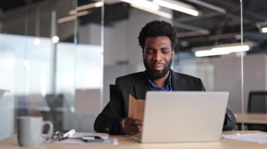 Heyecanlı iş adamı modern ofiste harika haberler alıyor. Mutlu erkek terfi bildirimi okuyor. Neşeli adam iş yerinde kariyer büyümesini kutluyor.