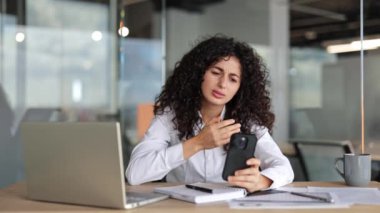 Modern ofiste çalışan sinirli bir iş kadını. Genç bayan girişimci cep telefonundan kötü haberler okuyor. İşten çıkarılma belgesi alan ya da başarısız olan ofis çalışanı.