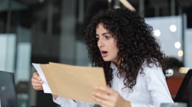 Ofisteki bir mektupta sinirli kıvırcık saçlı iş kadını kötü haber okuyor. Stresli ofis çalışanı işten çıkarılma ihbarı aldı..