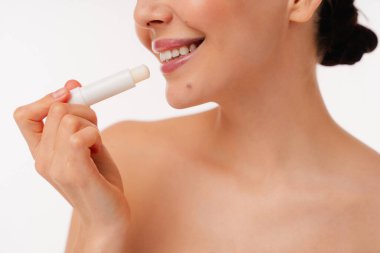 Dudak nemlendirici kremi süren, dudak sağlığı ve güzelliğine dikkat eden biri..