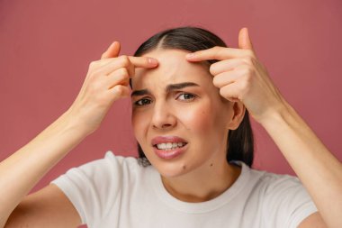 Yüz yüzeyindeki sivilceler, yüz derisini inceleyen bir insanın yakından görüntüsü, cilt bakımını ve sağlık sorunlarını vurgulamak,.