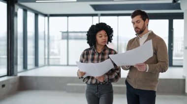 Profesyonel meslektaşlar modern ofiste planları tartışırlar. İlham verici yatırımcılar başarılı bir başlangıç planlıyorlar. Şık giyinmiş iş ortakları takım çalışmasının ve yeni projenin keyfini çıkarın..