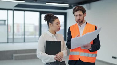 Başarılı iş kadını ve resmi ve güvenli kıyafetler giyen profesyonel ustabaşı kapalı alandaki iş projesinin planlarını tartışıyor. İnsanlar kendilerini ilham almış ve motive olmuş hissederler..