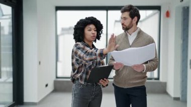Karı koca modern boş bir ofiste planları tartışırlar. Yeni alanın potansiyelinden ilham alıyorlar ve motive oluyorlar..
