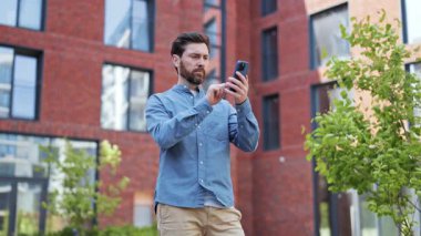 Sinirli adam Wi-Fi sinyali alamıyor ve cep telefonu çekmiyor. Profesyonel erkek müdür dışarıda iş görüşmesi yapıyor. Başarılı bir adam dışarıda şaşkın hissediyor..