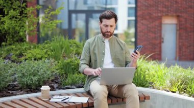 Açık havada başarılı bir iş adamı çalışıyor. Başarıyı kutlayan yakışıklı bir serbest yazar. Sıradan giyinen profesyonel bir adam şehir parkında mutlu ve heyecanlı hissediyor..